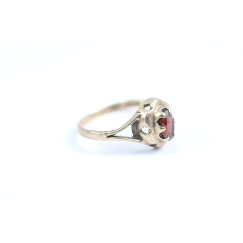 21 - 9ct gold garnet dress ring (1.7g) Size I