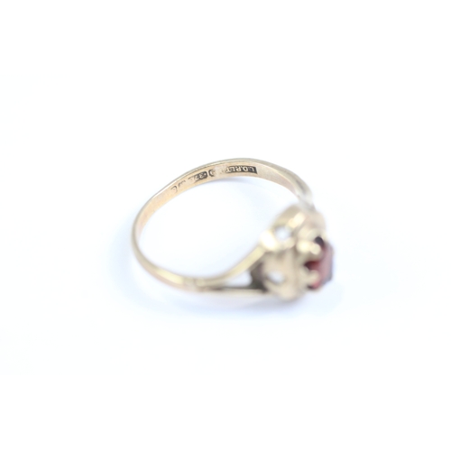 21 - 9ct gold garnet dress ring (1.7g) Size I