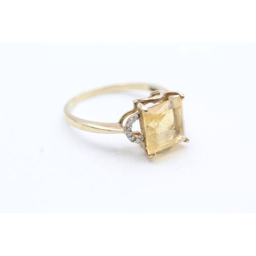 212 - 9ct gold yellow gemstone & diamond dress ring (3g) Size R 1/2