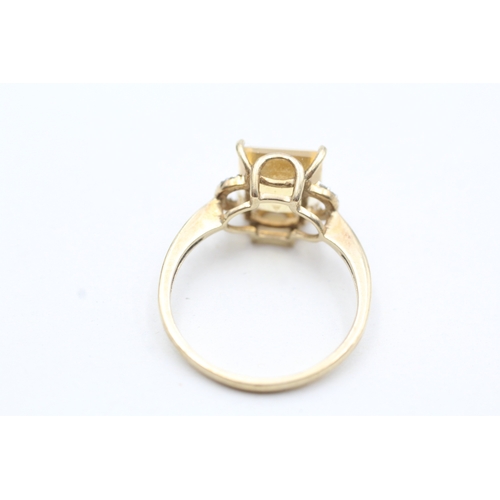 212 - 9ct gold yellow gemstone & diamond dress ring (3g) Size R 1/2