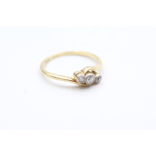 218 - 18ct gold vintage diamond trilogy ring (2.6g) Size O 1/2