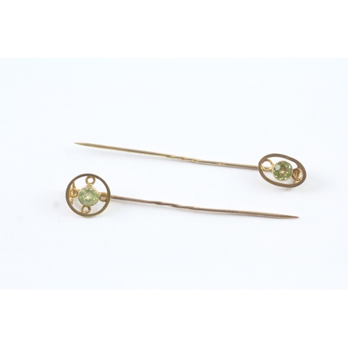 219 - 2x 9ct gold garnet topped doublet patterned stick pins (1.8g) Size N 1/2