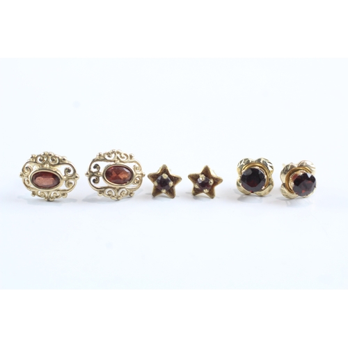 224 - 3x 9ct gold garnet stud earrings