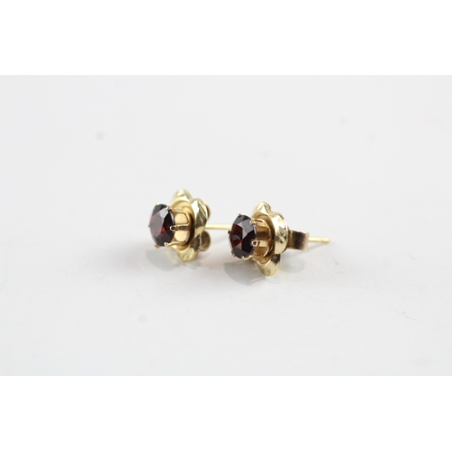 224 - 3x 9ct gold garnet stud earrings