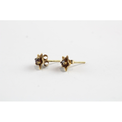 224 - 3x 9ct gold garnet stud earrings