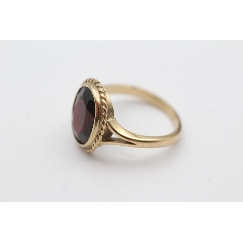 231 - 9ct gold garnet set cocktail ring (3.7g) Size N