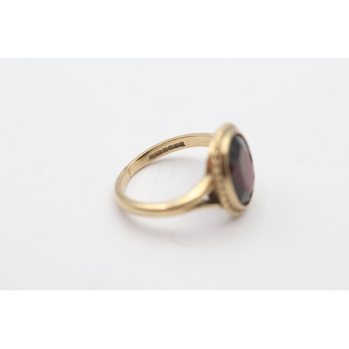 231 - 9ct gold garnet set cocktail ring (3.7g) Size N