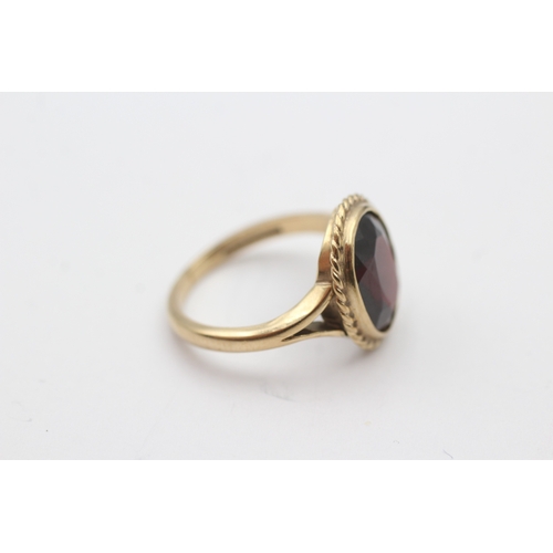 231 - 9ct gold garnet set cocktail ring (3.7g) Size N