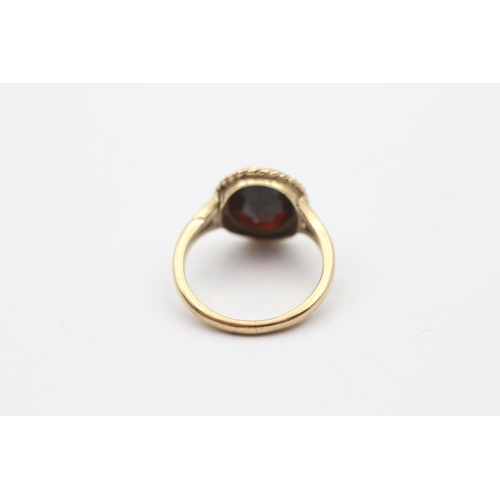 231 - 9ct gold garnet set cocktail ring (3.7g) Size N