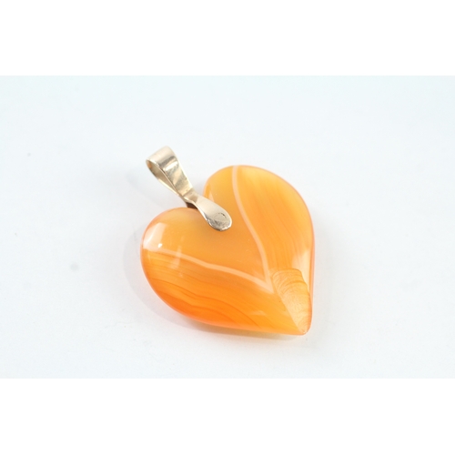 242 - 9ct gold agate heart pendant, as seen (5.7g)