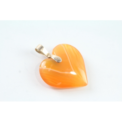 242 - 9ct gold agate heart pendant, as seen (5.7g)