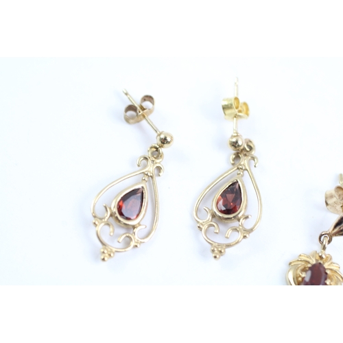 25 - 2x 9ct gold red gemstone drop earrings