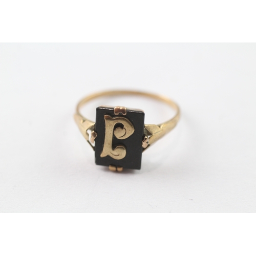 5 - 9ct gold onyx 'J' initial ring (2.1g) Size O