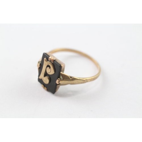 5 - 9ct gold onyx 'J' initial ring (2.1g) Size O