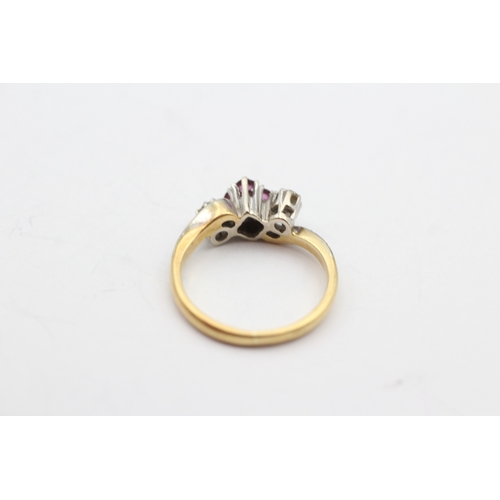 52 - 18ct gold diamond and ruby trilogy ring (3g) Size J