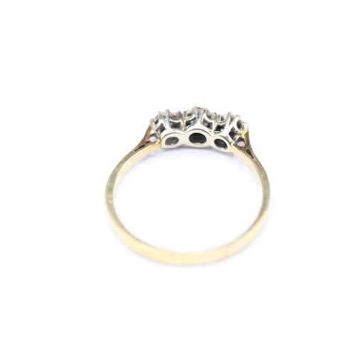 8 - 9ct gold three stone diamond ring (2.2g) Size O 1/2