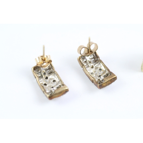 85 - 2x 9ct gold diamond patterned earrings