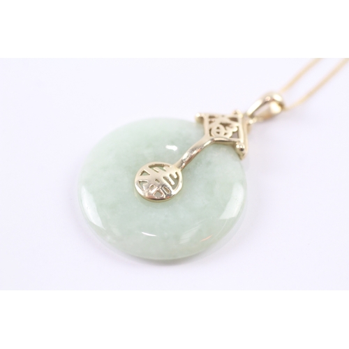 89 - 9ct gold jade pendant on chain (5.8g)