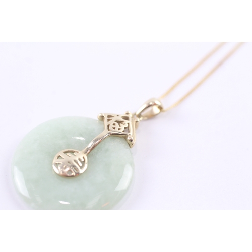 89 - 9ct gold jade pendant on chain (5.8g)