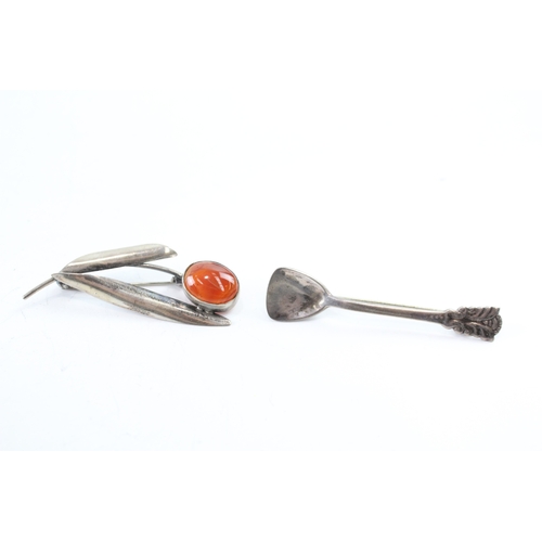 263 - Collection of Sterling Silver Scandi Brooches inc. Carnelian x 2 10g