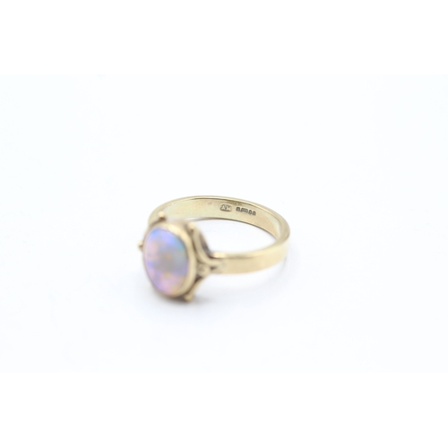 123 - 9ct gold and opal cabochon ring (3.5g) Size O 1/2