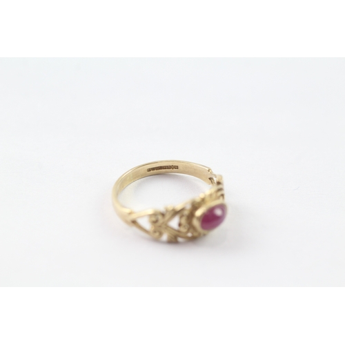 125 - 9ct gold pink gemstone ring (1.8g) Size K