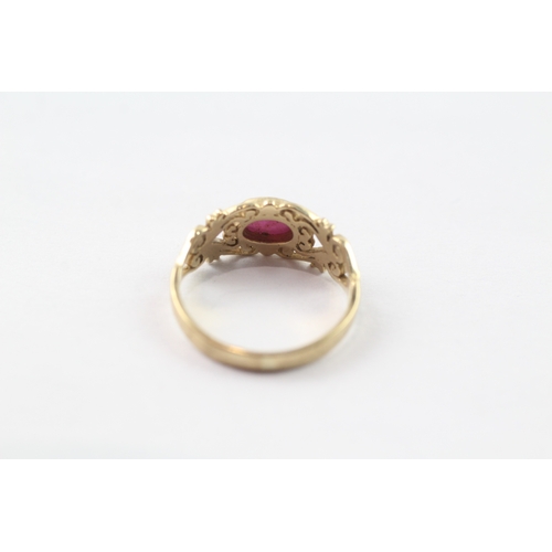 125 - 9ct gold pink gemstone ring (1.8g) Size K