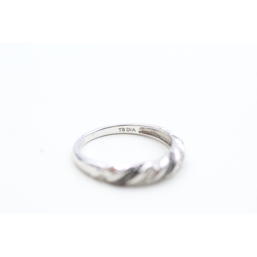 135 - 9ct white gold white and black diamond twist ring (2.4g) Size P