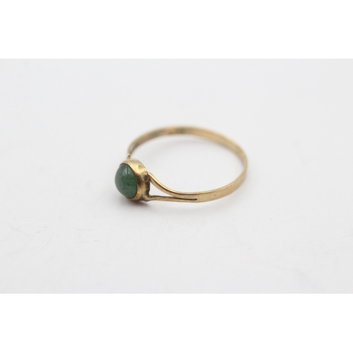 14 - 9ct gold green gemstone dress ring with split shoulders (0.8g) Size M