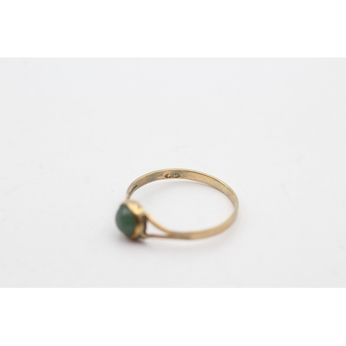 14 - 9ct gold green gemstone dress ring with split shoulders (0.8g) Size M