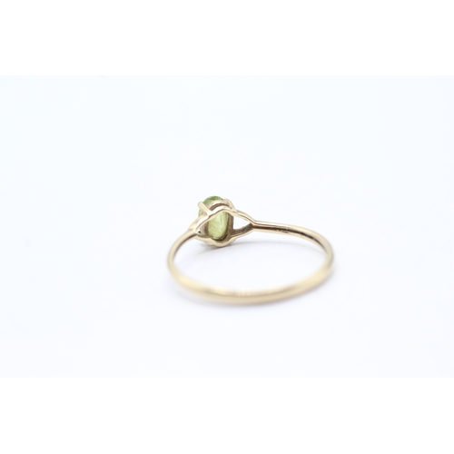 17 - 9ct gold claw set peridot ring (0.9g) Size O