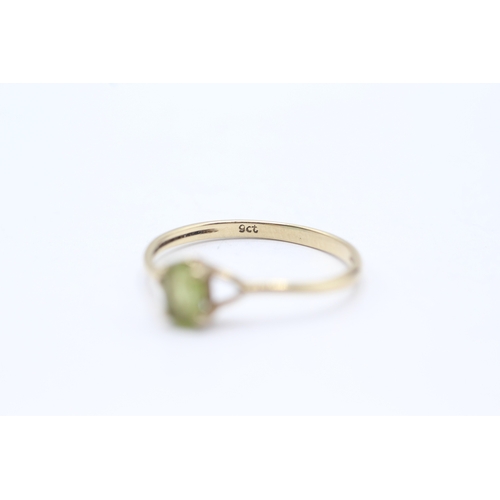 17 - 9ct gold claw set peridot ring (0.9g) Size O