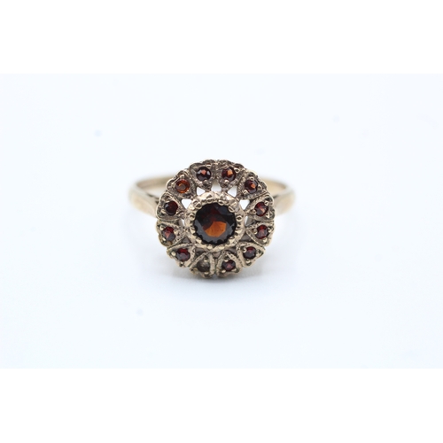 177 - 9ct gold and garnet ring (3.2g) Size L