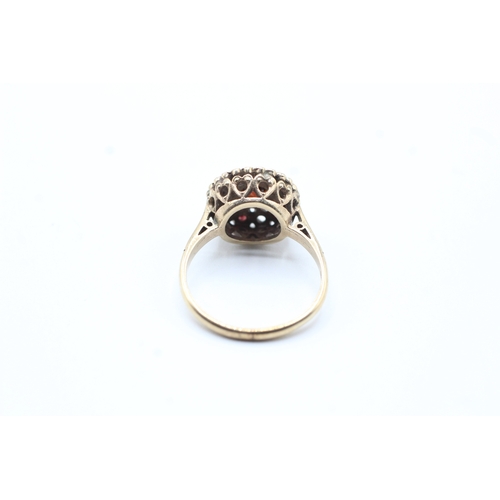 177 - 9ct gold and garnet ring (3.2g) Size L