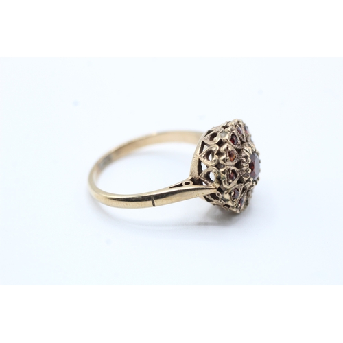 177 - 9ct gold and garnet ring (3.2g) Size L