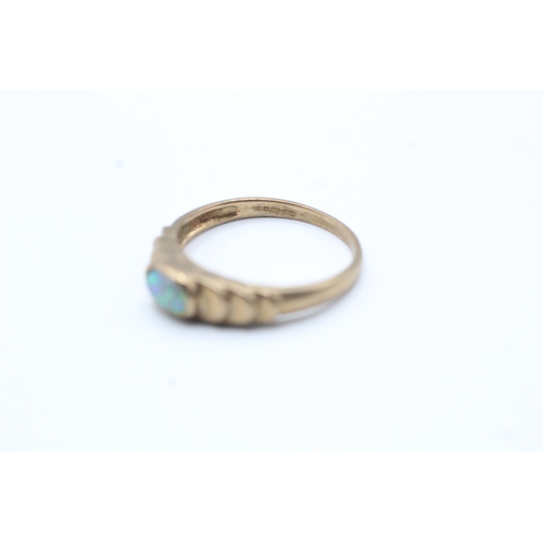 185 - 9ct gold and opal ring (1.8g) Size M