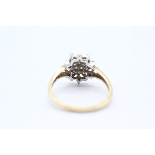 198 - 9ct gold and diamond star cluster set ring (2.2g) Size O