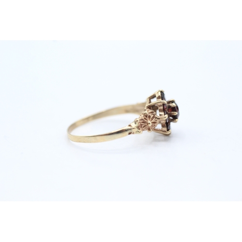 206 - 9ct gold garnet cluster ring (1.6g) Size O