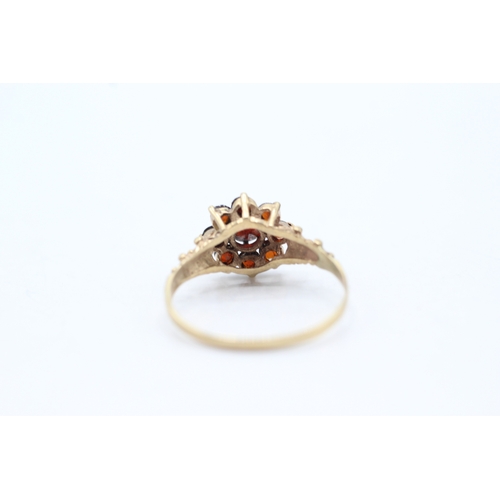 206 - 9ct gold garnet cluster ring (1.6g) Size O