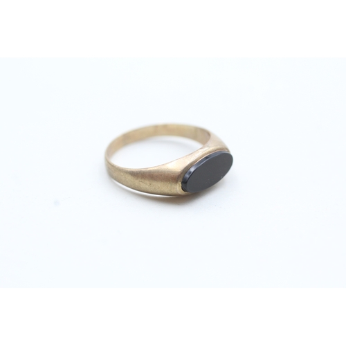 216 - 9ct gold black onyx dress ring (1.7g) Size K