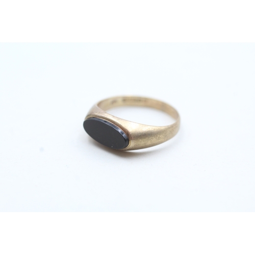 216 - 9ct gold black onyx dress ring (1.7g) Size K