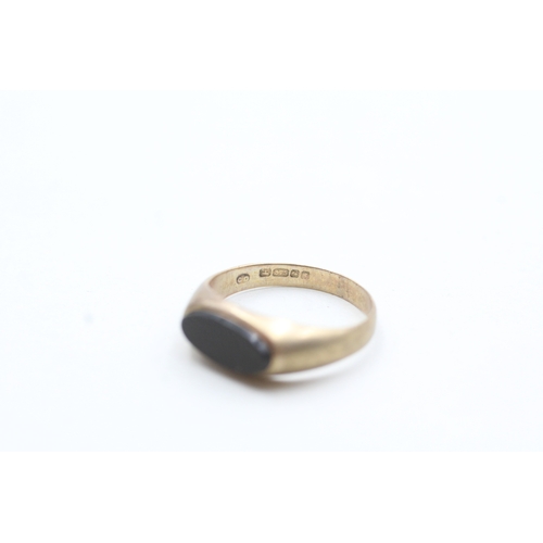 216 - 9ct gold black onyx dress ring (1.7g) Size K