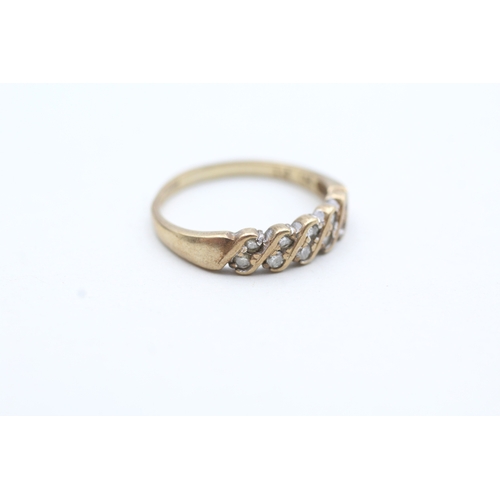 237 - 9ct gold diamond twist row ring (1.8g) Size M