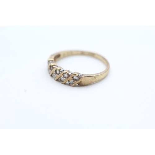 237 - 9ct gold diamond twist row ring (1.8g) Size M