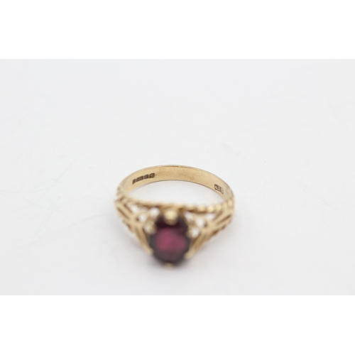 25 - 9ct gold vintage garnet dress ring with patterned shoulders (2.1g) Size I