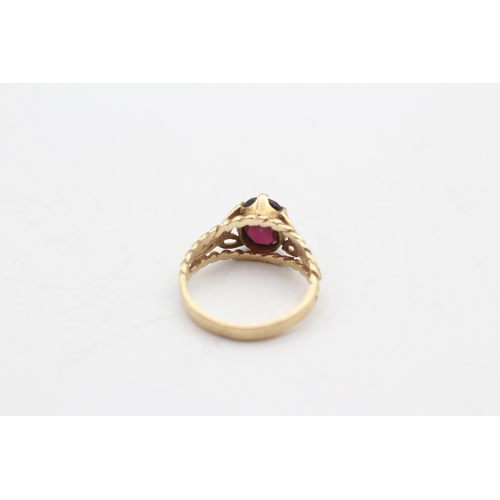 25 - 9ct gold vintage garnet dress ring with patterned shoulders (2.1g) Size I