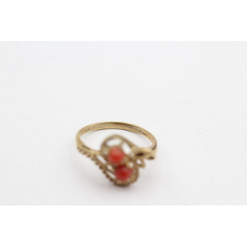 26 - 9ct gold coral two stone dress ring (1.9g) Size L