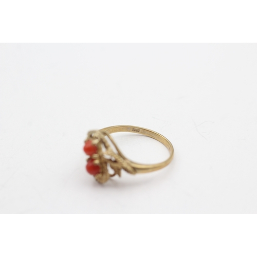 26 - 9ct gold coral two stone dress ring (1.9g) Size L