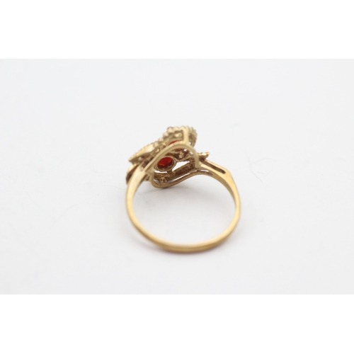 26 - 9ct gold coral two stone dress ring (1.9g) Size L