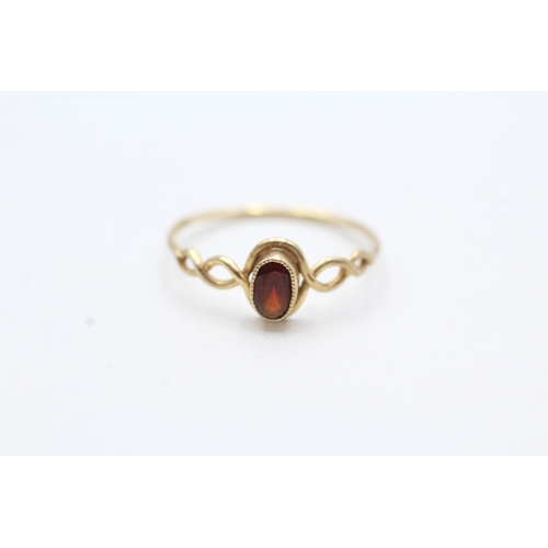 64 - 9ct gold vintage bezel set garnet ring with patterned shoulders (0.8g) Size M